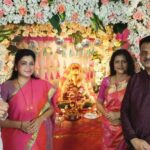 Navaneet Kaur Instagram - पोलीस आयुक्त श्री नवीन चंद्रजी रेड्डी साहेब यांच्याकडे गणपतीची महाआरती