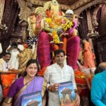 Navaneet Kaur Instagram - शेतकरी शेतमजूर महाराष्ट्रातील सामान्य नागरिक, कामगार, व्यापारी यांच्या जीवनात निरोगी सुख समृध्दी राहो हीच लालबाग च्या चरणी प्रार्थना केली.. समस्त युवा स्वाभिमान पार्टी चे कार्यकर्ता व पदाधिकारी यांच्या सोबत लालबाग च्या राजा चे दर्शन घेऊन साखडे घातले
