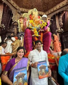 Navaneet Kaur Instagram - शेतकरी शेतमजूर महाराष्ट्रातील सामान्य नागरिक, कामगार, व्यापारी यांच्या जीवनात निरोगी सुख समृध्दी राहो हीच लालबाग च्या चरणी प्रार्थना केली.. समस्त युवा स्वाभिमान पार्टी चे कार्यकर्ता व पदाधिकारी यांच्या सोबत लालबाग च्या राजा चे दर्शन घेऊन साखडे घातले