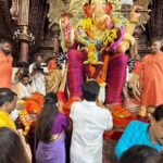 Navaneet Kaur Instagram - शेतकरी शेतमजूर महाराष्ट्रातील सामान्य नागरिक, कामगार, व्यापारी यांच्या जीवनात निरोगी सुख समृध्दी राहो हीच लालबाग च्या चरणी प्रार्थना केली.. समस्त युवा स्वाभिमान पार्टी चे कार्यकर्ता व पदाधिकारी यांच्या सोबत लालबाग च्या राजा चे दर्शन घेऊन साखडे घातले