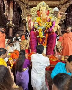 Navaneet Kaur Instagram - शेतकरी शेतमजूर महाराष्ट्रातील सामान्य नागरिक, कामगार, व्यापारी यांच्या जीवनात निरोगी सुख समृध्दी राहो हीच लालबाग च्या चरणी प्रार्थना केली.. समस्त युवा स्वाभिमान पार्टी चे कार्यकर्ता व पदाधिकारी यांच्या सोबत लालबाग च्या राजा चे दर्शन घेऊन साखडे घातले
