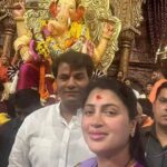 Navaneet Kaur Instagram - शेतकरी शेतमजूर महाराष्ट्रातील सामान्य नागरिक, कामगार, व्यापारी यांच्या जीवनात निरोगी सुख समृध्दी राहो हीच लालबाग च्या चरणी प्रार्थना केली.. समस्त युवा स्वाभिमान पार्टी चे कार्यकर्ता व पदाधिकारी यांच्या सोबत लालबाग च्या राजा चे दर्शन घेऊन साखडे घातले