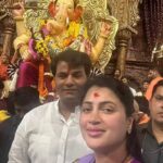 Navaneet Kaur Instagram – शेतकरी शेतमजूर महाराष्ट्रातील सामान्य नागरिक, कामगार, व्यापारी यांच्या जीवनात निरोगी सुख समृध्दी राहो हीच लालबाग च्या चरणी प्रार्थना केली.. समस्त युवा स्वाभिमान पार्टी चे कार्यकर्ता व पदाधिकारी यांच्या सोबत लालबाग च्या राजा चे दर्शन घेऊन साखडे घातले