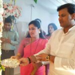 Navaneet Kaur Instagram - पोलीस आयुक्त श्री नवीन चंद्रजी रेड्डी साहेब यांच्याकडे गणपतीची महाआरती