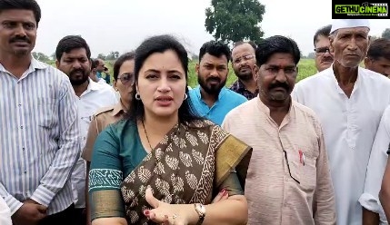 Navaneet Kaur Instagram - आज जिल्ह्यात शेतकऱ्यांच्या बांधावर दौरा, शेताची नुकसानग्रस्ताची पाहणी केली, शेतकऱ्यांचे समस्या जाणून घेतल्या व संबंधित अधिकाऱ्यांना तात्काळ पंचनामा करण्यासाठी आदेश दिले