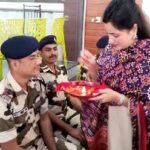 Navaneet Kaur Instagram - रक्षाबंधन के शुभ अवसर पर अपने सुरक्षा रक्षक को राखी बांधकार भाई बहन का रिश्ता निभाया.