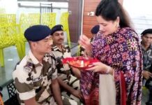 Navaneet Kaur Instagram - रक्षाबंधन के शुभ अवसर पर अपने सुरक्षा रक्षक को राखी बांधकार भाई बहन का रिश्ता निभाया.