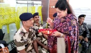 Navaneet Kaur Instagram - रक्षाबंधन के शुभ अवसर पर अपने सुरक्षा रक्षक को राखी बांधकार भाई बहन का रिश्ता निभाया.