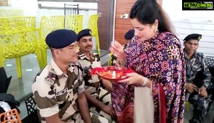 Navaneet Kaur Instagram - रक्षाबंधन के शुभ अवसर पर अपने सुरक्षा रक्षक को राखी बांधकार भाई बहन का रिश्ता निभाया.