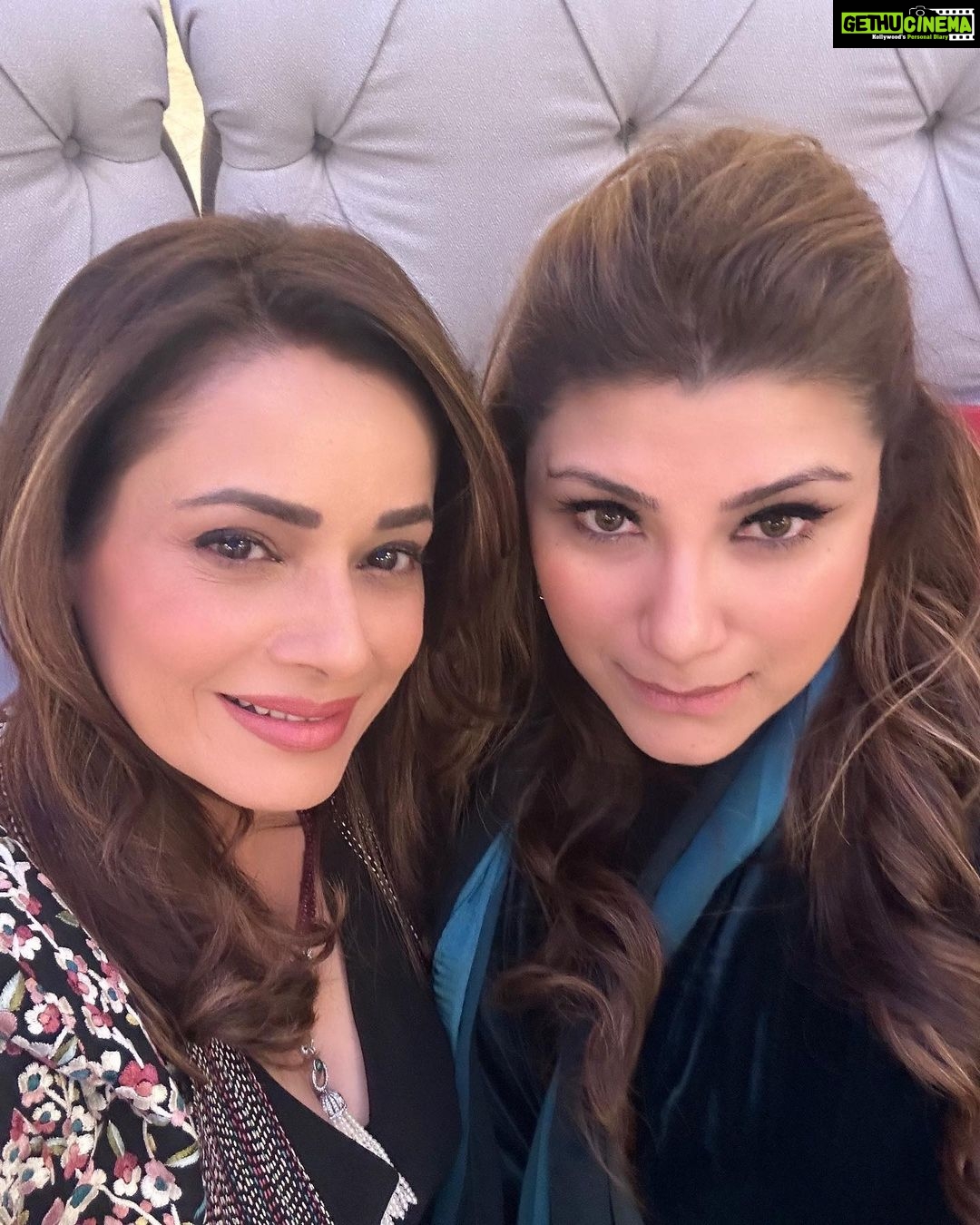 Neelam Kothari Instagram - Always great to be back in Doha!! Especially to visit the jewellery exhibition ❤️@visitqatar @qatarairways @fabdoha #DJWE2023 #Qatar #DohaDiaries @rafflesdoha