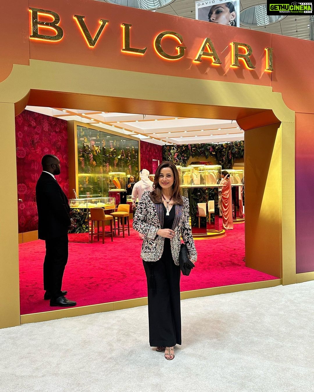 Neelam Kothari Instagram - Always great to be back in Doha!! Especially to visit the jewellery exhibition ❤️@visitqatar @qatarairways @fabdoha #DJWE2023 #Qatar #DohaDiaries @rafflesdoha