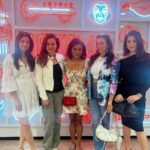 Neelam Kothari Instagram - When the Bollywood wives met Mindy!! ❤️ @mindykaling An afternoon well spent, great conversations and a good laugh was Fabulous meeting you ❤️ #fabuloulivesofbollywoodlives #neverhaveiever Netflix