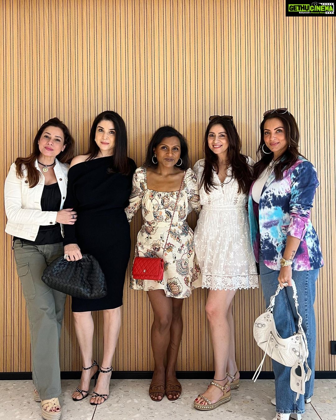 Neelam Kothari Instagram - When the Bollywood wives met Mindy!! ❤️ @mindykaling An afternoon well spent, great conversations and a good laugh was Fabulous meeting you ❤️ #fabuloulivesofbollywoodlives #neverhaveiever Netflix