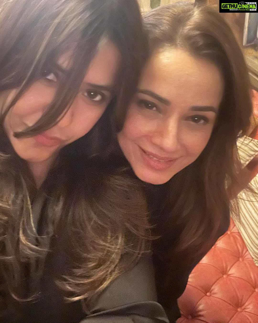 Neelam Kothari Instagram - Happy birthday Shobha auntie @shobha9168. With some of my all time favourites ❤️❤️ @samirsoni123 @ektarkapoor @shabskofficial @neetu54