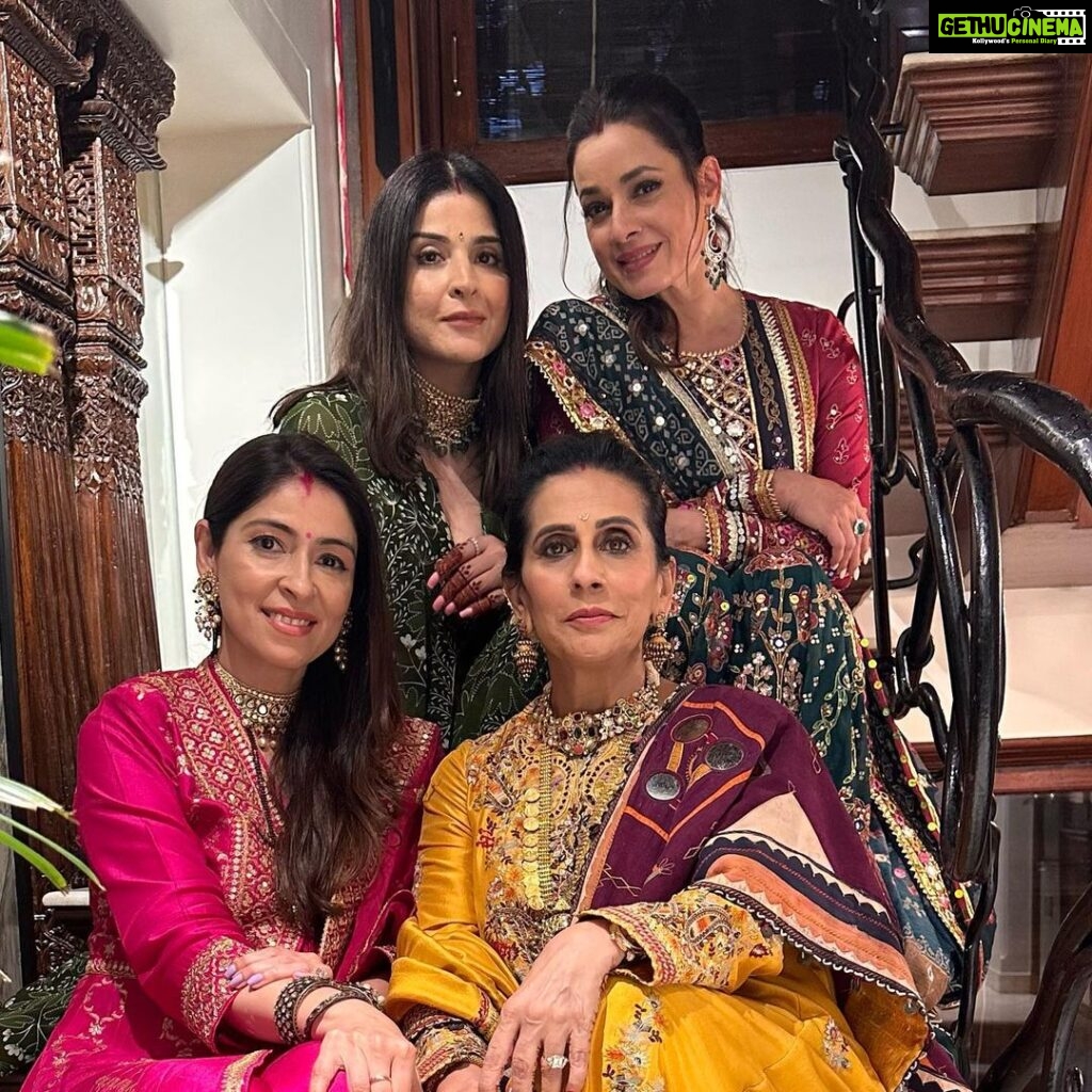 Neelam Kothari Instagram - And the tradition continues, @kapoor.sunita thank you for being the most amazing host ever. Always super fun celebrating with all these lovelies ❤️❤️ @kapoor.sunita @maheepkapoor @bhavanapandey @officialraveenatandon @theshilpashetty @rimosky @laali_dhawan #karvachauth #karvachauth2022 #karvachauthgang