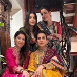 Neelam Kothari Instagram - And the tradition continues, @kapoor.sunita thank you for being the most amazing host ever. Always super fun celebrating with all these lovelies ❤️❤️ @kapoor.sunita @maheepkapoor @bhavanapandey @officialraveenatandon @theshilpashetty @rimosky @laali_dhawan #karvachauth #karvachauth2022 #karvachauthgang