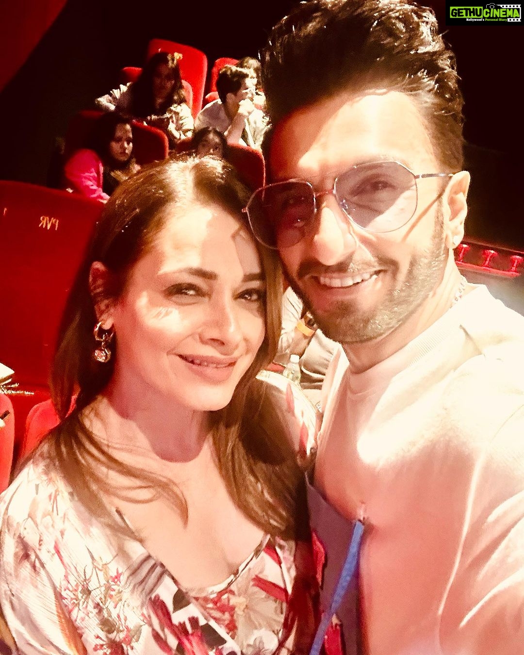 Neelam Kothari Instagram - Rocky aur Neelam ❤️❤️❤️ @ranveersingh #rockyaurranikipremkahani