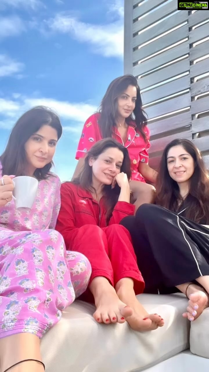 Neelam Kothari Instagram - We have a blast no matter where we go!! π
β€οΈππππ
π
@bhavanapandey @seemakiransajdeh @maheepkapoor @shabskofficial @jumeirahmaldives @jumeirahgroup @globalspa_mag @globalspame #globalspa #globalspatravels Jumeirah Maldives