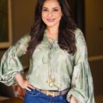 Neelam Kothari Instagram - Just another manic Monday… 😊😊 #fabulouslivesofbollywoodwives Styling @tanghavri Assistance @nidhijeswani HMU @bhavyaarora Top @so_sonamparmarjhawar Accessories @isharya @hermes