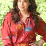Neelam Kothari Instagram - Weekend vibes 🌺🌼🌸 #fabulouslivesofbollywoodwives Catch Season 1 and 2!! Only on @netflix_in Stylist @tanghavri Assisted @nidhijeswani HMU @bhavyaarora