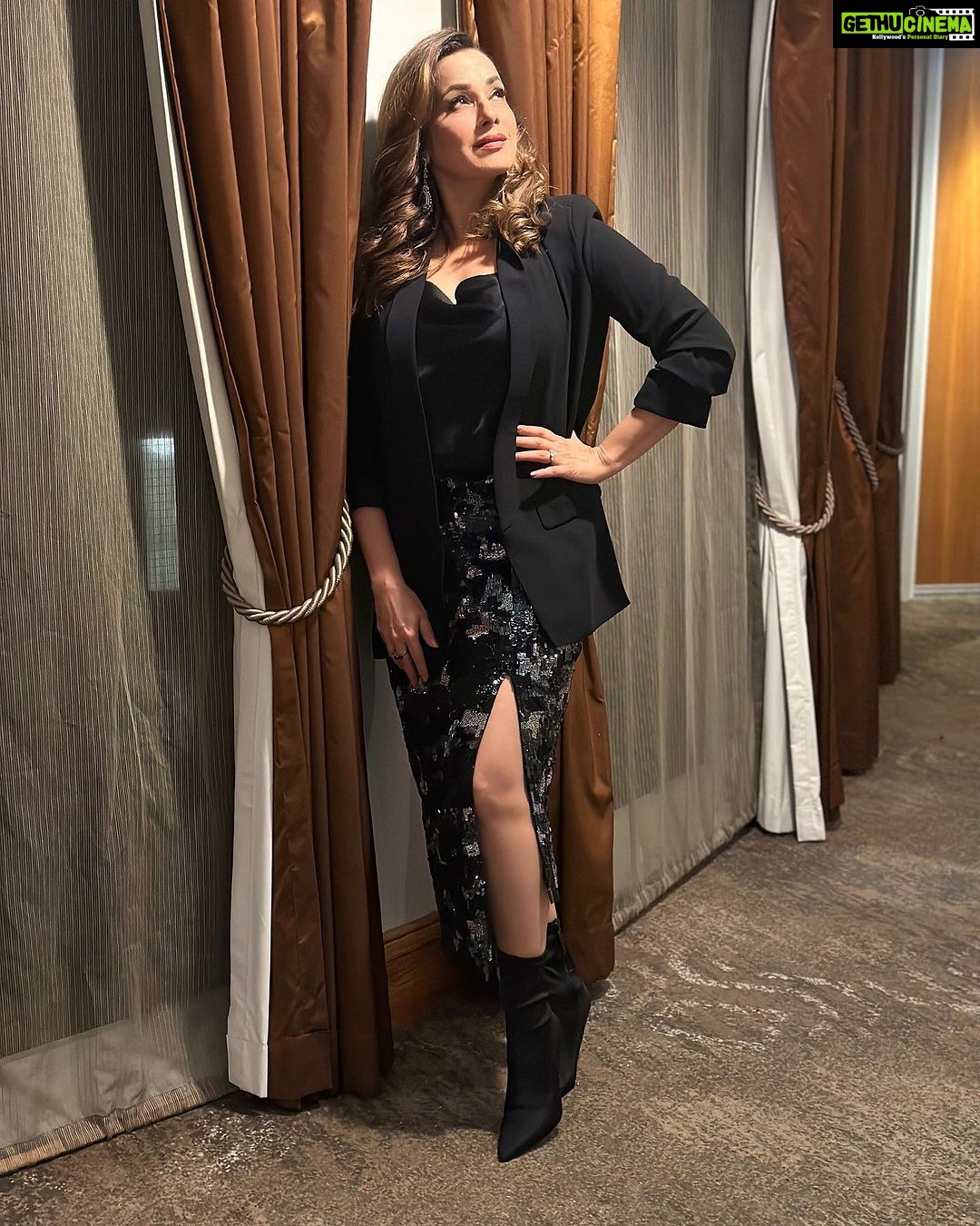 Neelam Kothari Instagram - Strike a pose.. 🖤🖤 #sydney