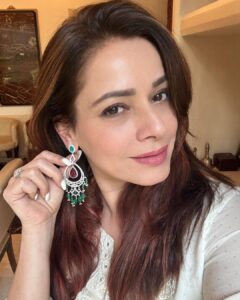 Neelam Kothari Instagram - Back to what I love doing the most !! ❤️⭐️ #designing #jewellery @neelamjewelsofficial #neelamjewels #art #design #finejewels #magnificentjewels #emeralds #rubies