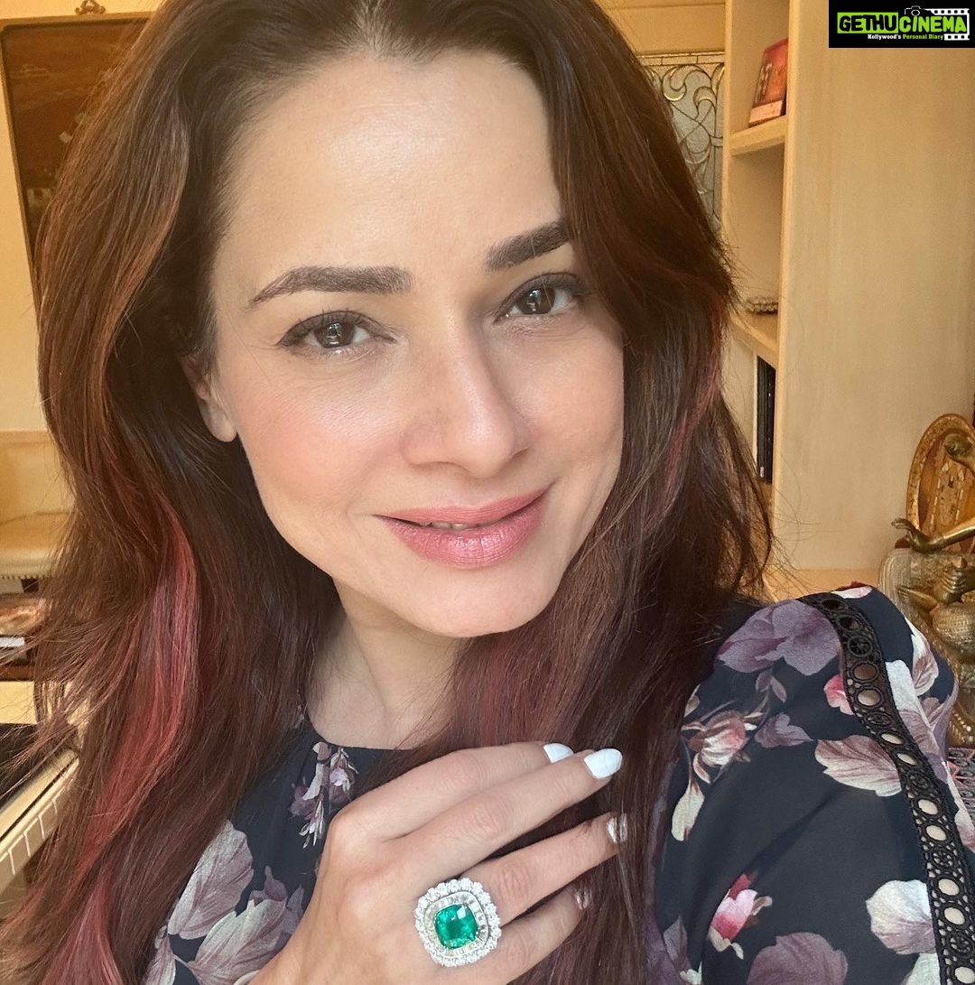 Neelam Kothari Instagram - This is one of the my favourite things! #emeralds 💚💚💚 classic emerald rings @neelamjewelsofficial #neelamjewels #classic #design #art