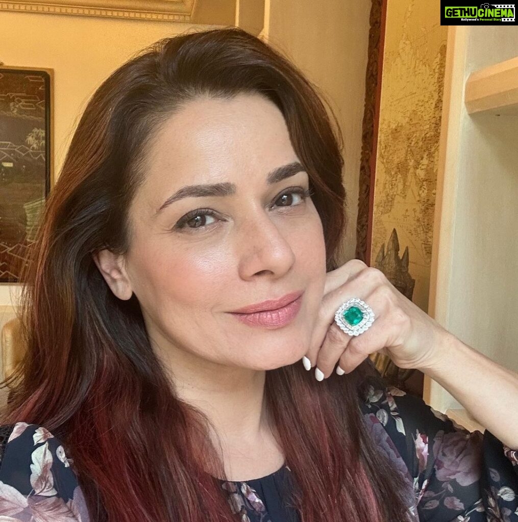 Neelam Kothari Instagram - This is one of the my favourite things! #emeralds 💚💚💚 classic emerald rings @neelamjewelsofficial #neelamjewels #classic #design #art