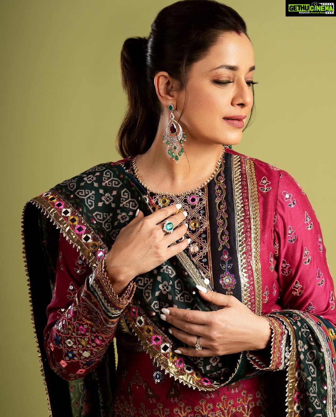 Neelam Kothari Instagram - And the festivities begin ✨✨✨ #karvachauth #aboutlastnight #karvachauth2022 Jewellery @neelamjewelsofficial Outfit @mayyurgirotra @mayyurgirotracouture 📸 @ekansh_katiyar