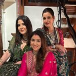 Neelam Kothari Instagram - And the tradition continues, @kapoor.sunita thank you for being the most amazing host ever. Always super fun celebrating with all these lovelies ❤️❤️ @kapoor.sunita @maheepkapoor @bhavanapandey @officialraveenatandon @theshilpashetty @rimosky @laali_dhawan #karvachauth #karvachauth2022 #karvachauthgang