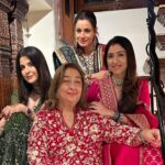 Neelam Kothari Instagram - And the tradition continues, @kapoor.sunita thank you for being the most amazing host ever. Always super fun celebrating with all these lovelies ❤️❤️ @kapoor.sunita @maheepkapoor @bhavanapandey @officialraveenatandon @theshilpashetty @rimosky @laali_dhawan #karvachauth #karvachauth2022 #karvachauthgang