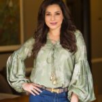 Neelam Kothari Instagram - Just another manic Monday… 😊😊 #fabulouslivesofbollywoodwives Styling @tanghavri Assistance @nidhijeswani HMU @bhavyaarora Top @so_sonamparmarjhawar Accessories @isharya @hermes