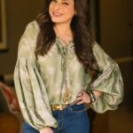 Neelam Kothari Instagram - Just another manic Monday… 😊😊 #fabulouslivesofbollywoodwives Styling @tanghavri Assistance @nidhijeswani HMU @bhavyaarora Top @so_sonamparmarjhawar Accessories @isharya @hermes