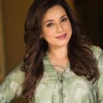 Neelam Kothari Instagram - Just another manic Monday… 😊😊 #fabulouslivesofbollywoodwives Styling @tanghavri Assistance @nidhijeswani HMU @bhavyaarora Top @so_sonamparmarjhawar Accessories @isharya @hermes