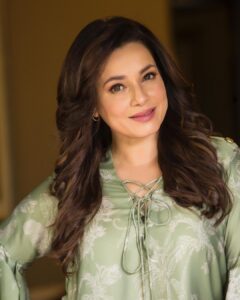 Neelam Kothari Instagram - Just another manic Monday… 😊😊 
#fabulouslivesofbollywoodwives 
Styling @tanghavri 
Assistance @nidhijeswani 
HMU @bhavyaarora

Top @so_sonamparmarjhawar
Accessories @isharya @hermes