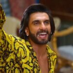Neelam Kothari Instagram - I have to admit @ranveersingh you made me blush.. 💖😅🙈 you are the best! #fabulouslivesofbollywoodwives Streaming now only on @netflix_in @seemakiransajdeh @maheepkapoor @bhavanapandey @karanjohar @apoorva1972 @aneeshabaig @uttam.domale @dharmaticent @dattanaomi @manumaharshi_