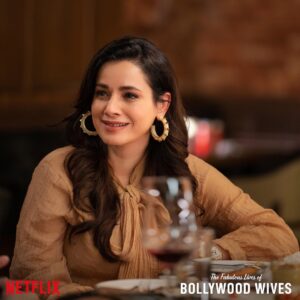 Neelam Kothari Instagram - We heard you were missing us... So we are coming back with a banging new season of fashion, love and lots of gossip! 🤫❤️❤️ @seemakiransajdeh @maheepkapoor @bhavanapandey @karanjohar @apoorva1972 @dharmaticent @aneeshabaig @manumaharshi_ @uttam.domale @vrishalikemkar @dattanaomi @netflix_in