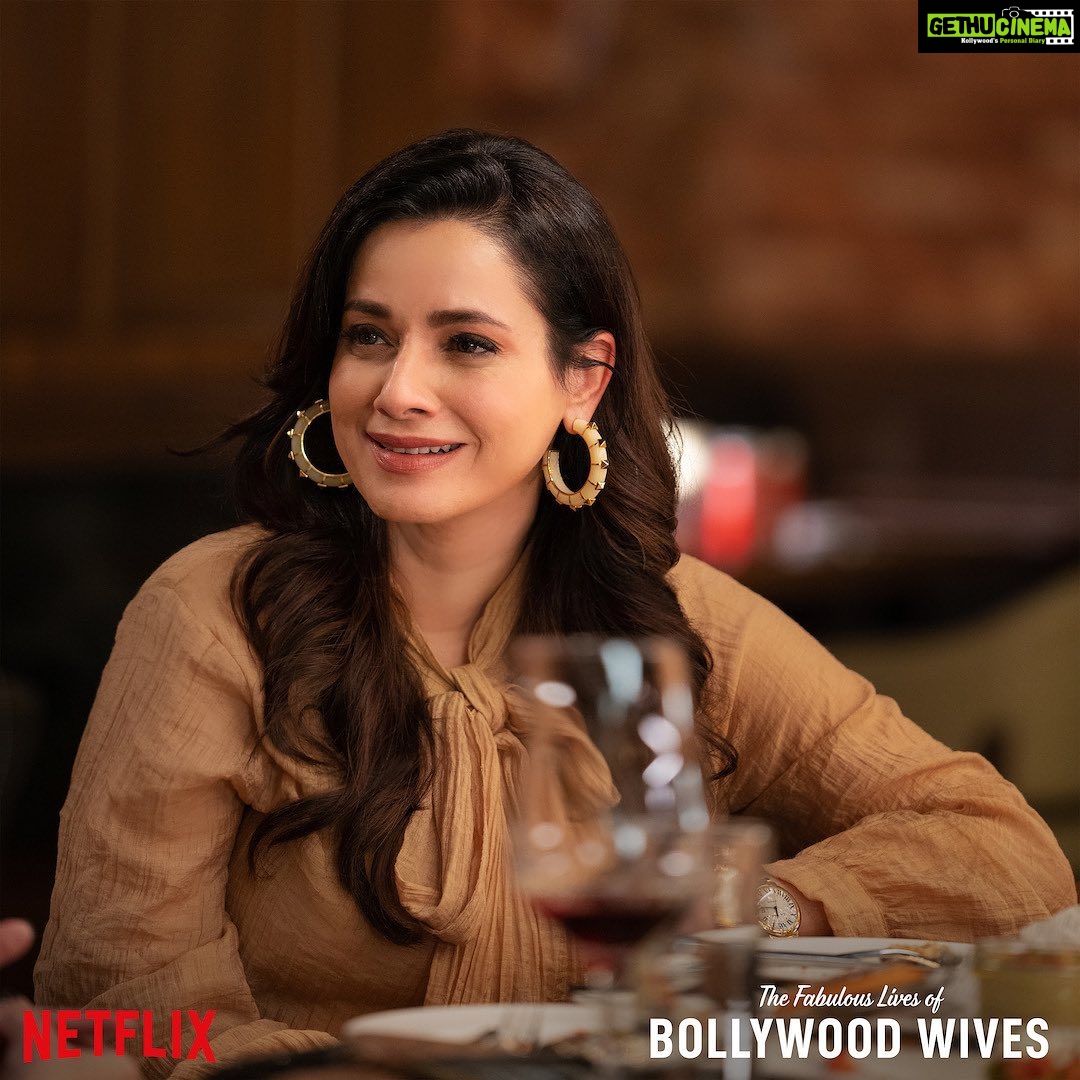 Neelam Kothari Instagram - We heard you were missing us... So we are coming back with a banging new season of fashion, love and lots of gossip! 🤫❤️❤️ @seemakiransajdeh @maheepkapoor @bhavanapandey @karanjohar @apoorva1972 @dharmaticent @aneeshabaig @manumaharshi_ @uttam.domale @vrishalikemkar @dattanaomi @netflix_in