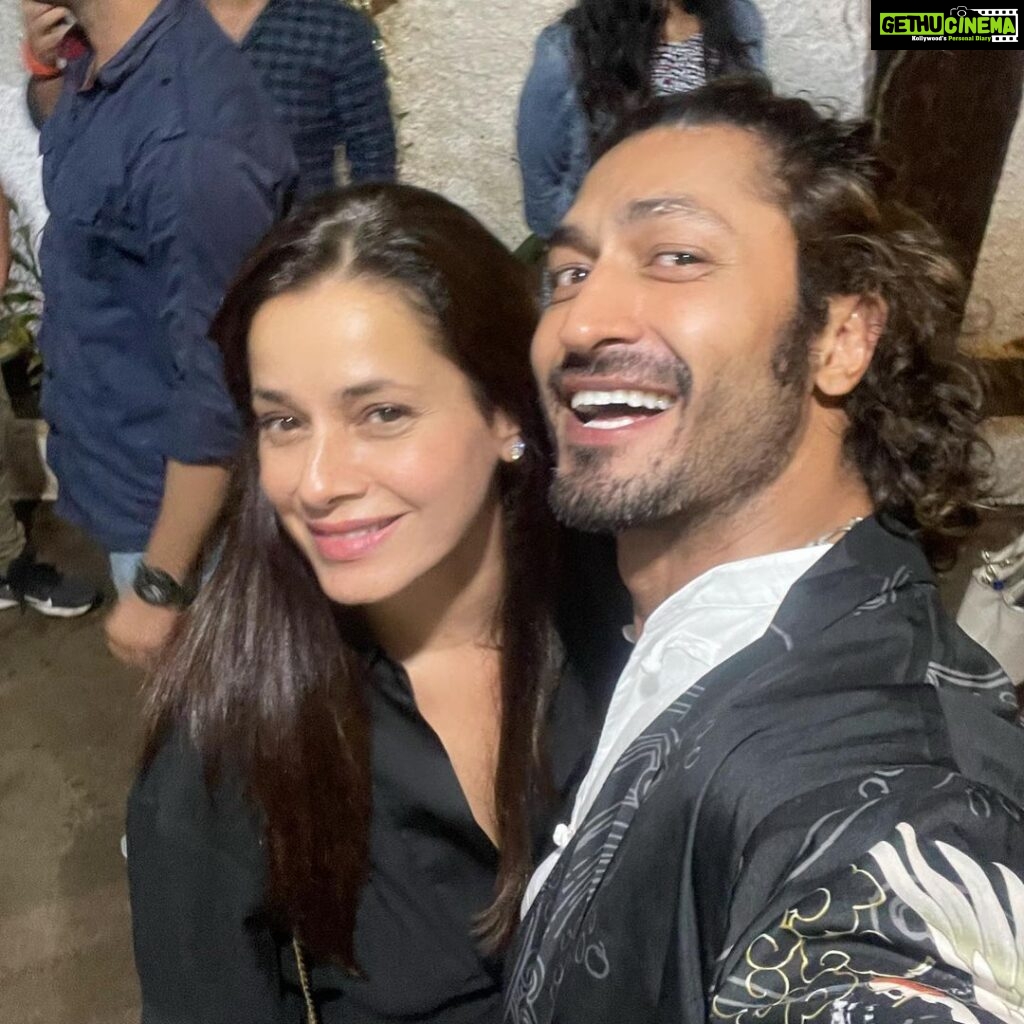 Neelam Kothari Instagram - A fabulous evening with friends.. #khudahaafizchapter2 is a must watch!! @mevidyutjammwal you are a shining star 🌟 all the best!