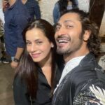Neelam Kothari Instagram – A fabulous evening with friends.. #khudahaafizchapter2 is a must watch!! @mevidyutjammwal you are a shining star 🌟 all the best!