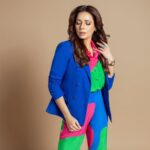 Neelam Kothari Instagram – Come check this.. 💙💚 #fabulouslivesofbollywoodwives season 2 coming soon!! Only on Netflix @netflix_in 

Make up: @mitalivakil 
Hair: @hairgaragebynatasha 
Styling: @eshaamiin1 
Jewellery: @neelamjewelsofficial 
Outfit: @nautanky
📸 : @dinesh_ahuja