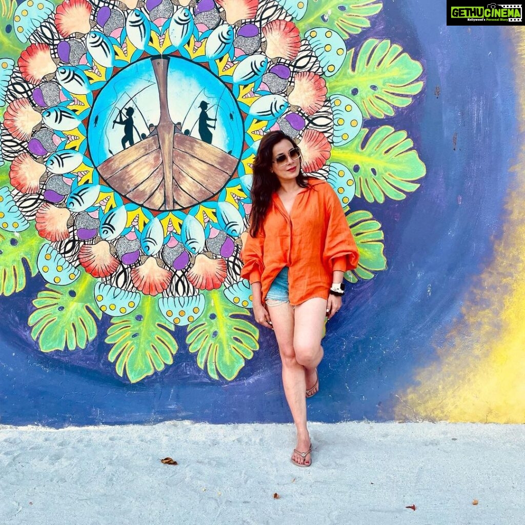 Neelam Kothari Instagram - A perfect get away to a nearby island curated by @baglioniresortmaldives such beautiful wall art done by local artists #BaglioniResortMaldives #BaglioniMaldives #Italianluxury #wallart #maldives #art #culture #rinbhudoo #islandlife #summervibes @rupalidean Baglioni Maldives