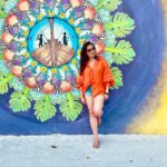 Neelam Kothari Instagram - A perfect get away to a nearby island curated by @baglioniresortmaldives such beautiful wall art done by local artists #BaglioniResortMaldives #BaglioniMaldives #Italianluxury #wallart #maldives #art #culture #rinbhudoo #islandlife #summervibes @rupalidean Baglioni Maldives