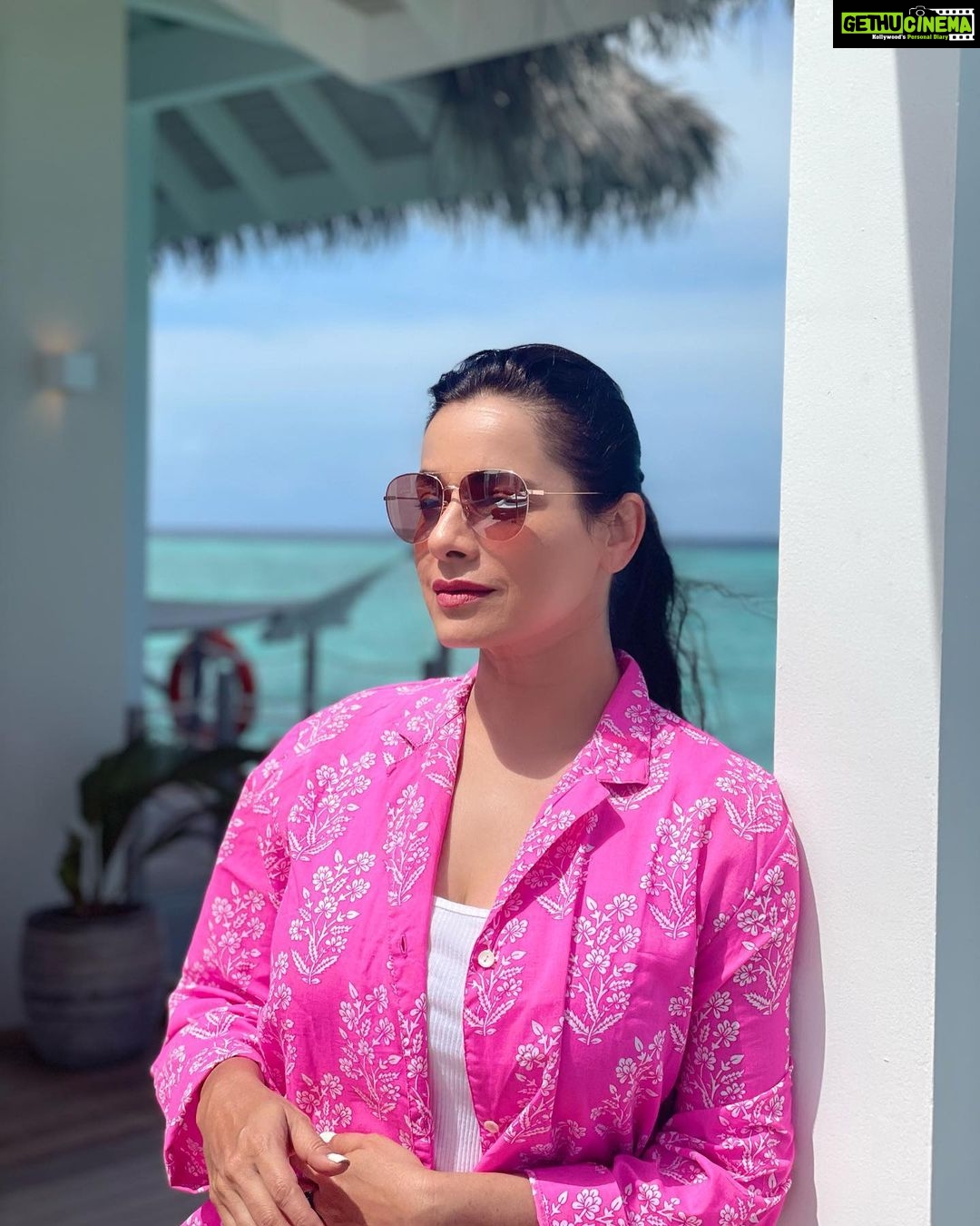 Neelam Kothari Instagram - My idea of a vacation is to relax and chill💕💕#summervibes #BaglioniResortMaldives #BaglioniMaldives #Italianluxury @baglioniresortmaldives @rupalidean Baglioni Maldives