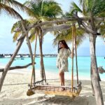 Neelam Kothari Instagram - Heaven is a place on earth 💙 . #maldives #MovenpickKuredhivaruMaldives #MovenpickMaldives #MakingMoments @movenpickkuredhivarumaldives @rupalidean Mövenpick Resort Kuredhivaru Maldives