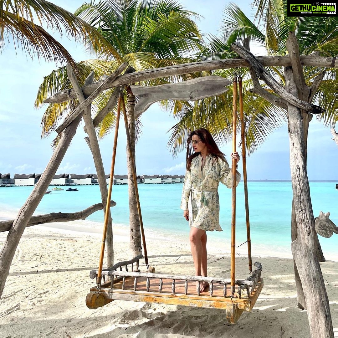 Neelam Kothari Instagram - Heaven is a place on earth 💙 . #maldives #MovenpickKuredhivaruMaldives #MovenpickMaldives #MakingMoments @movenpickkuredhivarumaldives @rupalidean Mövenpick Resort Kuredhivaru Maldives