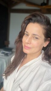 Neelam Kothari Instagram - So my vacation begins now!!! All mums will relate to this 😉 time for some me time at the SPAAAAA!!!! @movenpickkuredhivarumaldives @rupalidean #MovenpickKuredhivaruMaldives #MovenpickMaldives #MakingMoments Mövenpick Resort Kuredhivaru Maldives