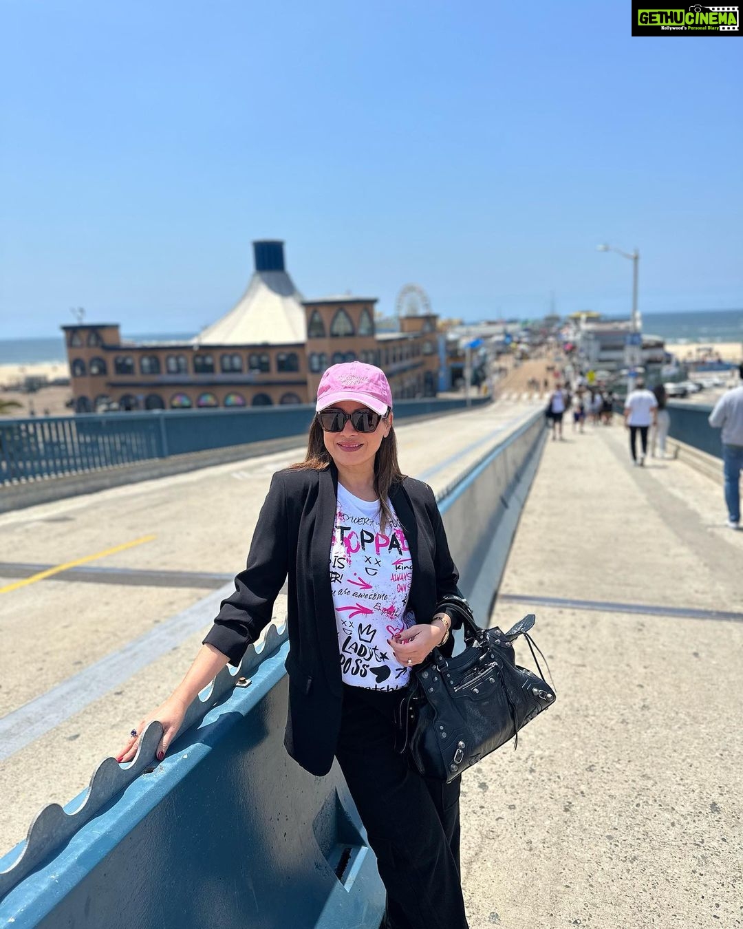 Neelam Kothari Instagram - Bright and sunny California ☀️☀️💖💖 @cry.america @crysandiego Santa Monica Beach and Pier, Santa Monica, California