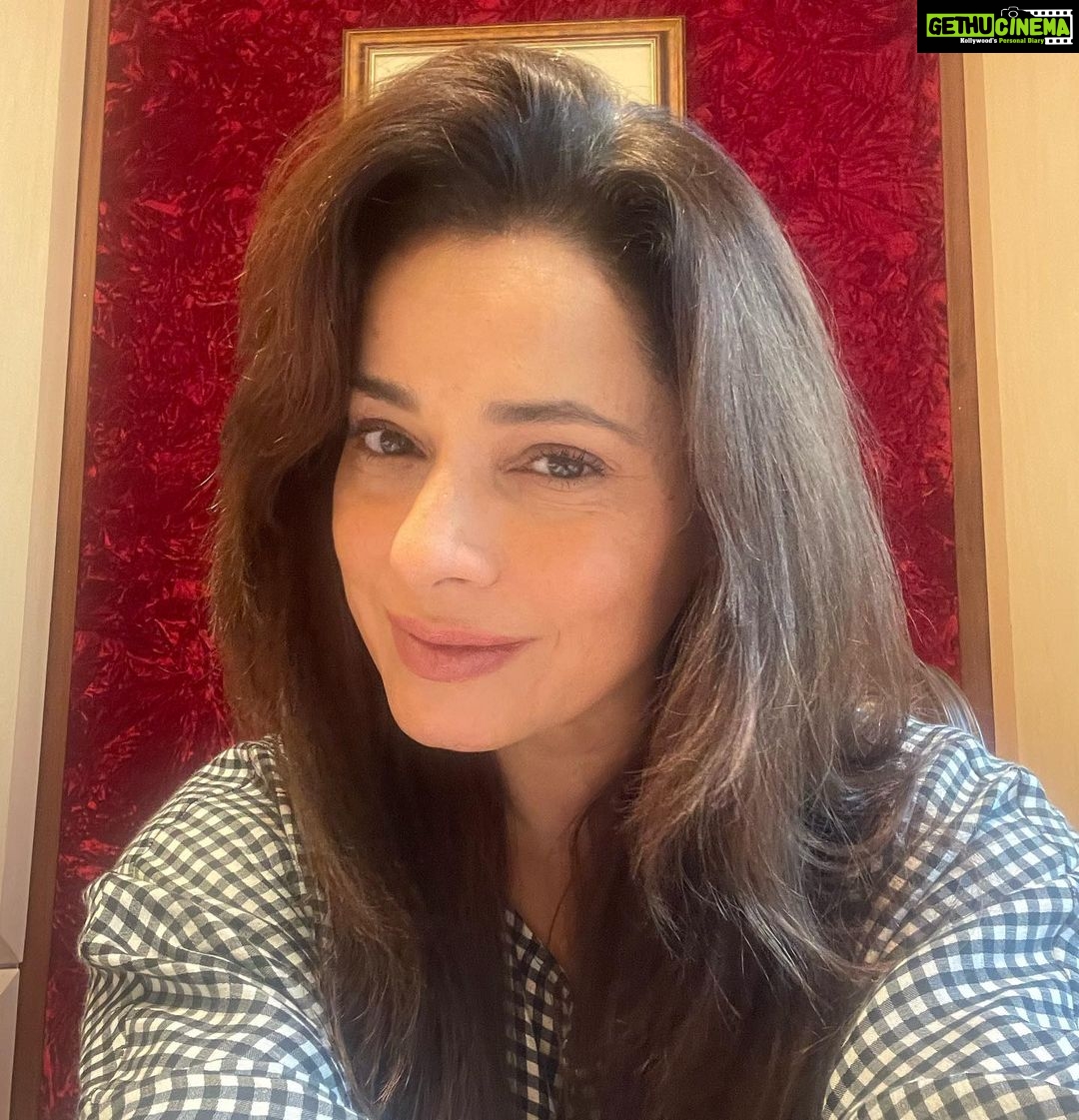 Neelam Kothari Instagram - Long time no see 😍 All we do is run run run…!! Sometimes you need to take 2 steps back and slow down your pace.. but just keep moving. . . . . #workingmom #designer #art #design #reflect #jewellery #finejewels #interiordesign #interiors #entrepreneur #businesswoman