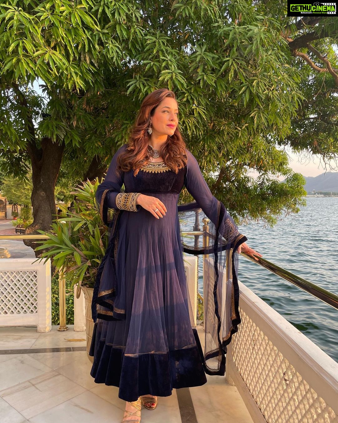 Neelam Kothari Instagram - Weekend done ✅.. . . . . #workmode #womenempowerment #womenachievers #udaipur #art #culture #design #jewellery #luxury #events #interiors